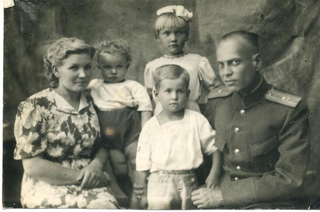 Семья Месник 1946 год. Алексеевка